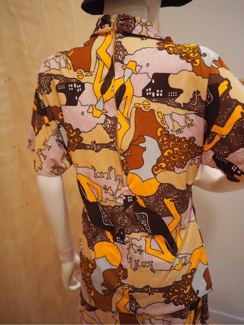 70’s Vintage  Abstract faces Print 2 piece in Yellow & Brown - Picture 4 of 5